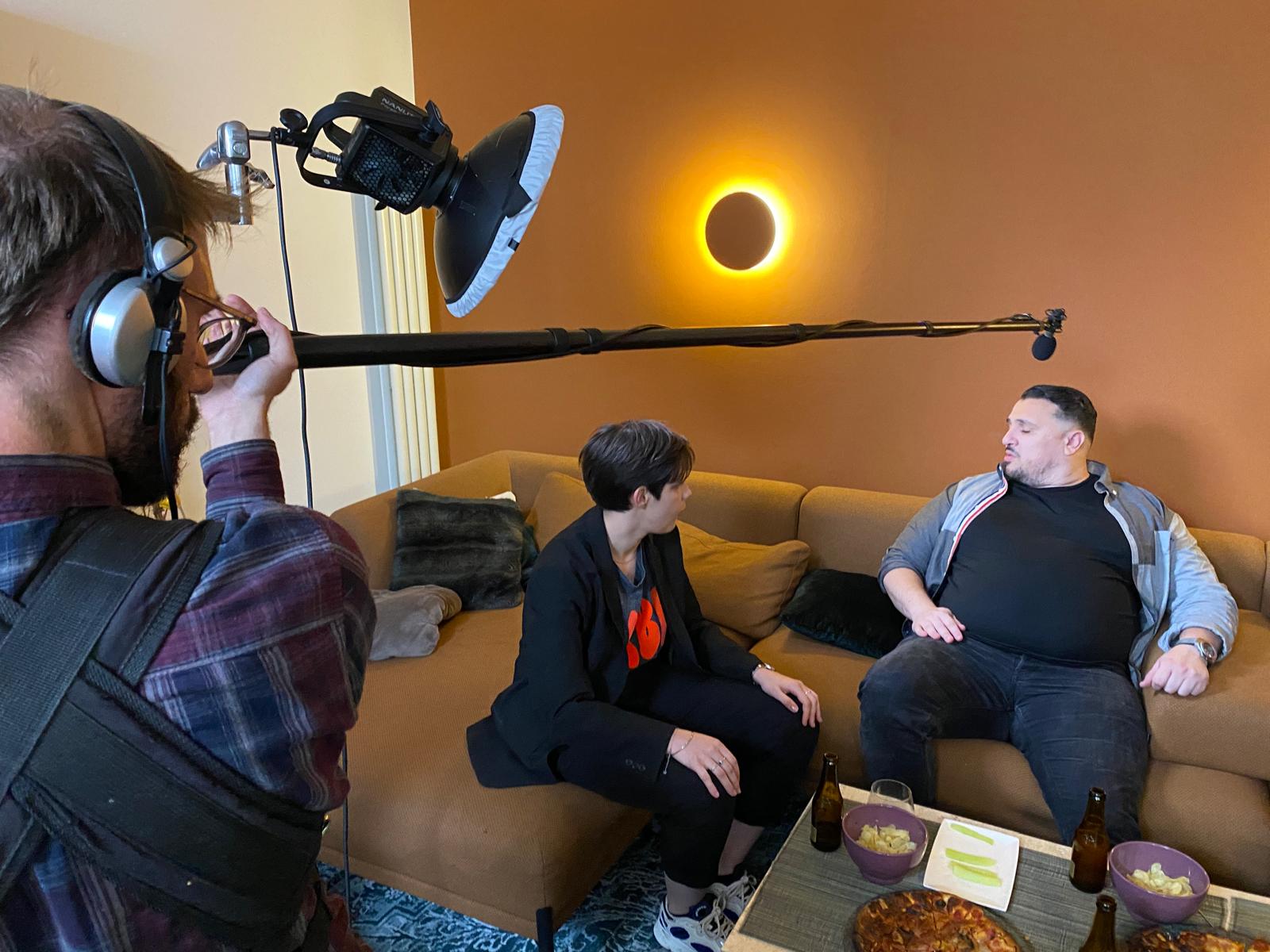Tournage — scène intimiste, perche & lumière