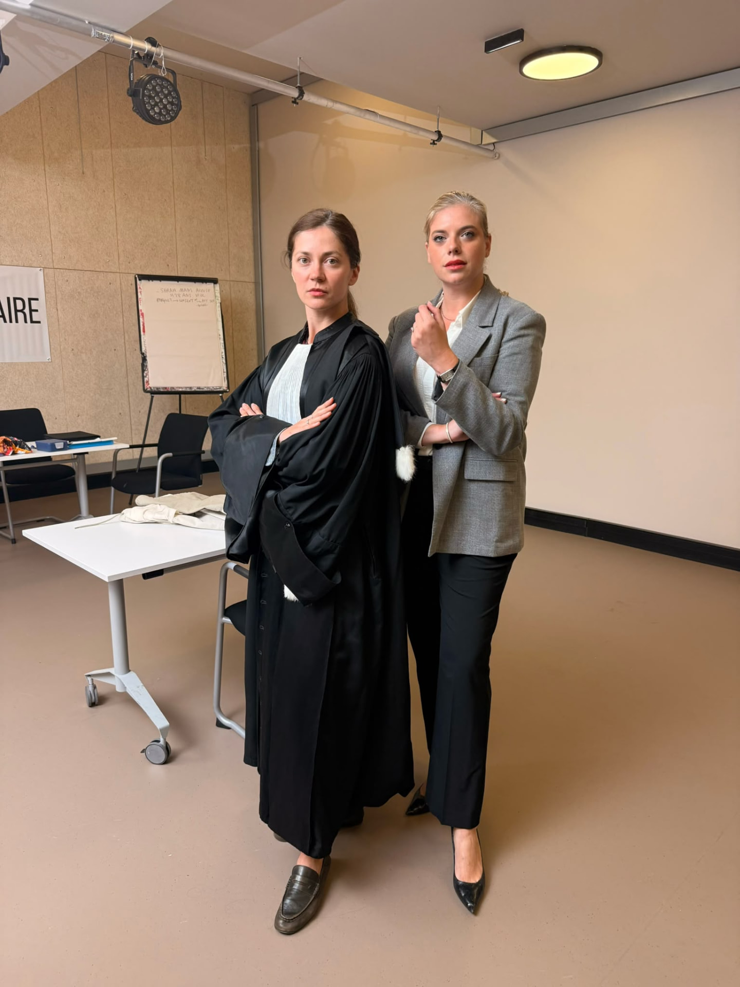 Tournage — les avocates, concentration avant la scène